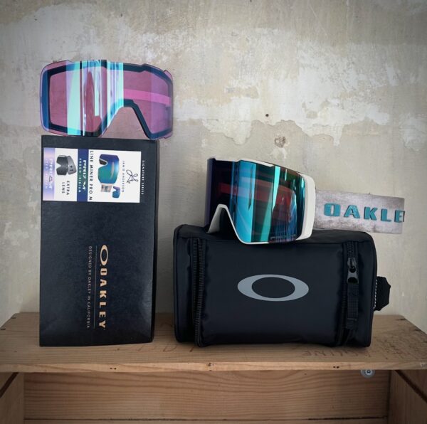 Brillengläser für Oakley Ski- oder Snowboardbrillen mit Originalverpackung und Aufbewahrungstasche, hochwertiges Sportzubehör für Wintersport.